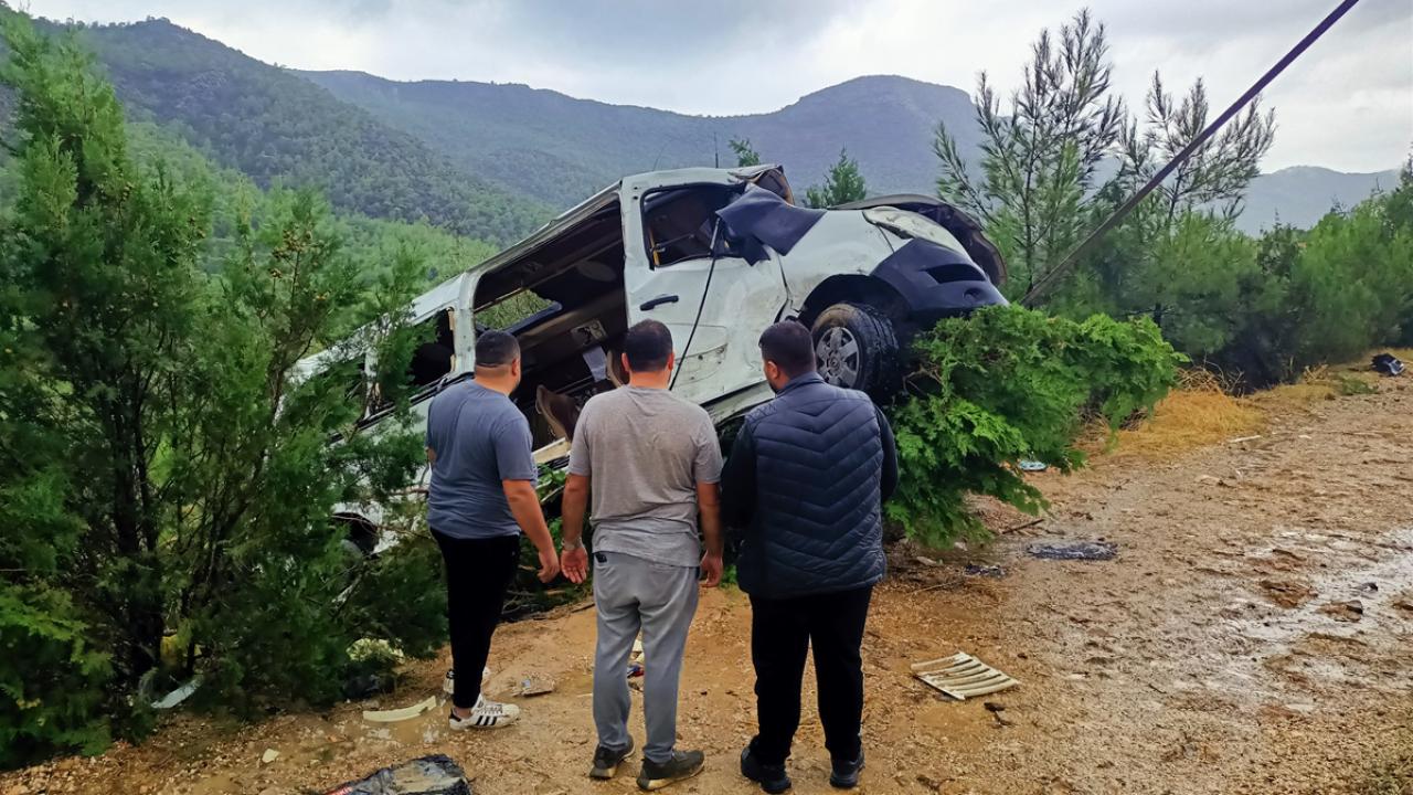 Mersin'de minibüs uçuruma devrildi: 17 yaralı