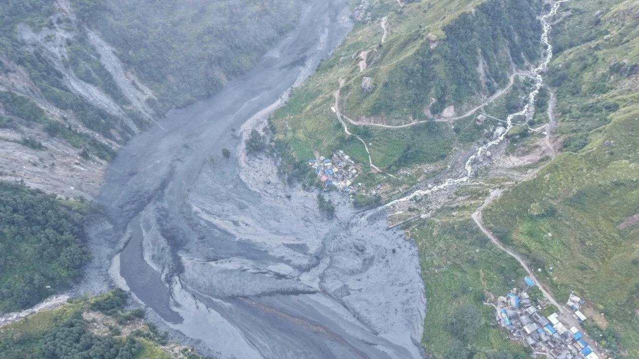 Her şey iki saatte değişti! Nepal’de sel evleri ve köprüleri yuttu