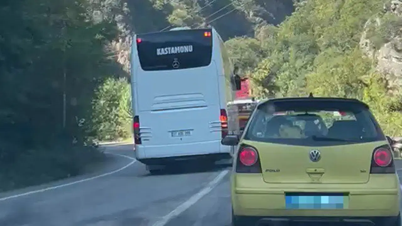 O anlar kamerada: Yolcu otobüsü şoförünün manevraları yürekleri ağızlara getirdi