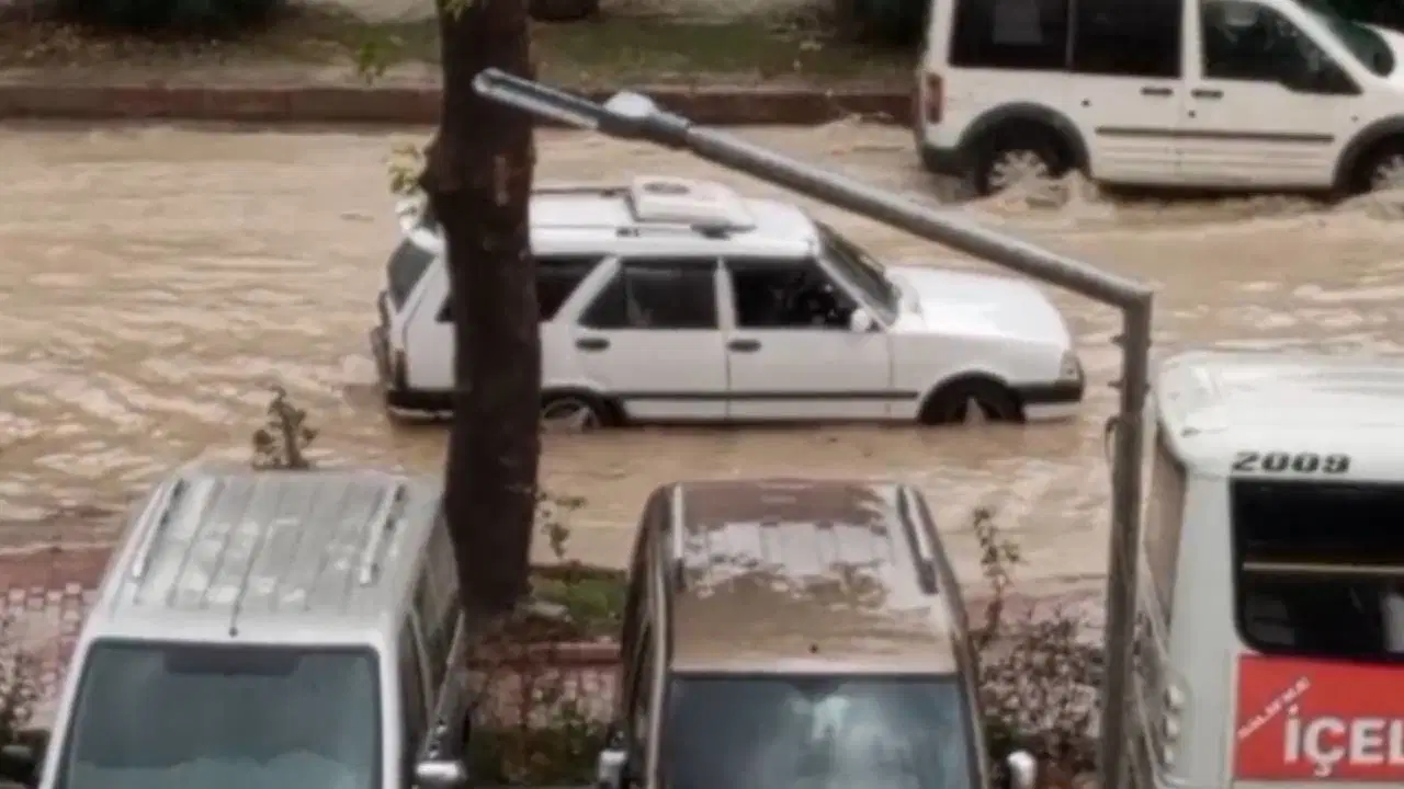 Mersin'de sağanak etkili gerçekleşti: Yolları su bastı!