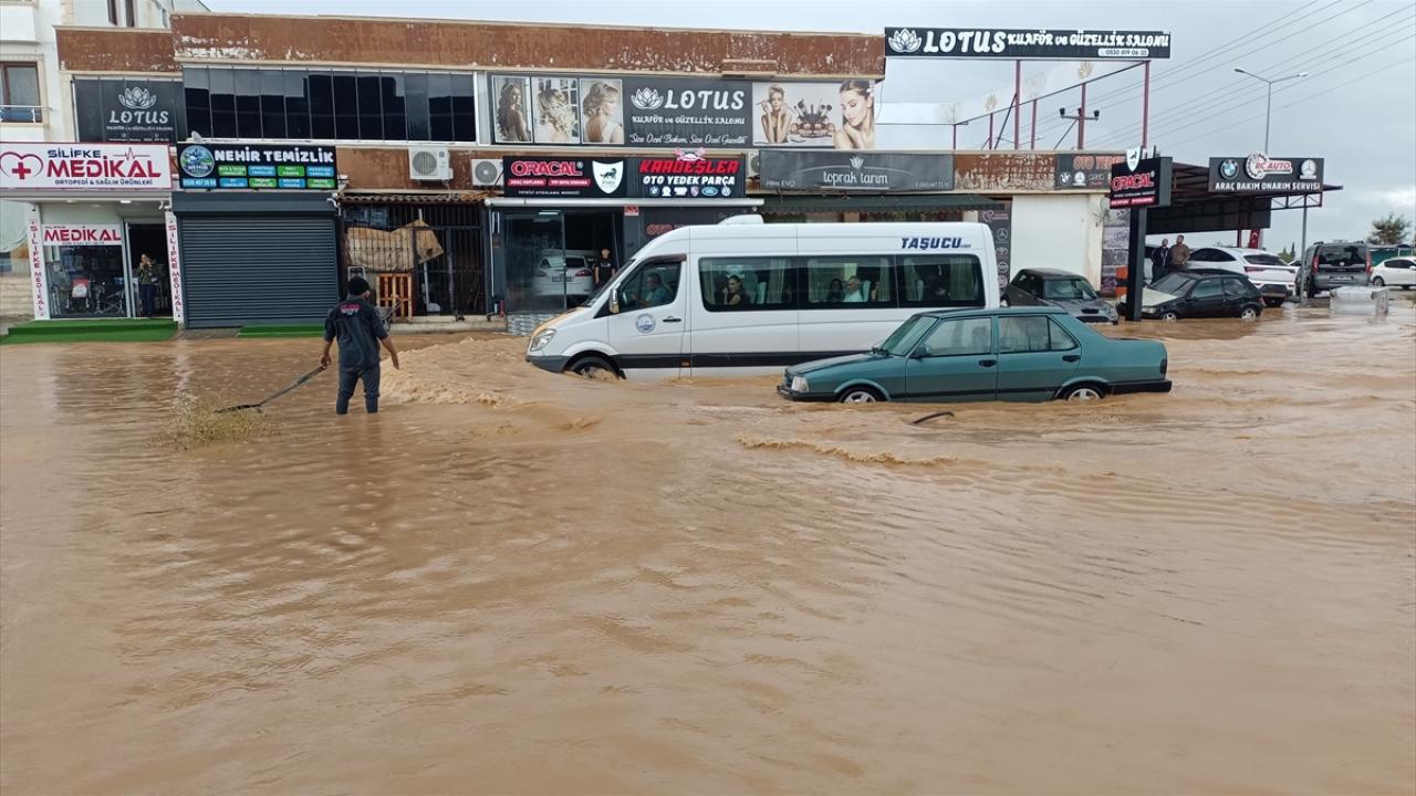 Mersin'de sağanak su baskınlarına neden gerçekleşti: Araçlar yolda kaldı
