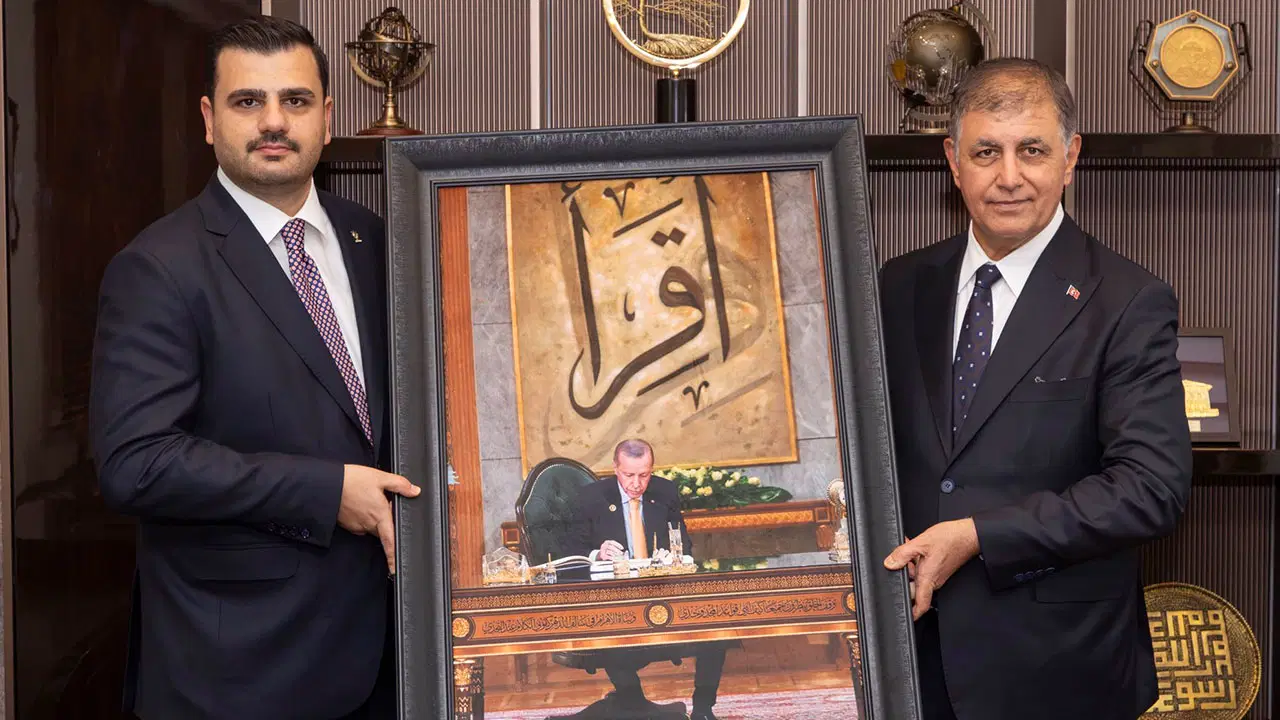 AKP heyetinden Cemil Tugay'a ziyaret: Erdoğan tablosu hediye edildi