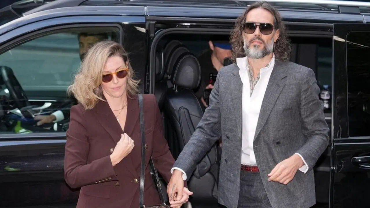 Russell Brand cinsel saldırı suçlamalarıyla hakim karşısında: Eşi yalnız bırakmadı