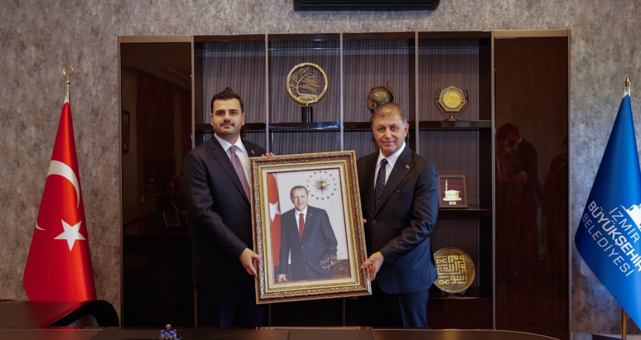 Cemil Tugay kendisine hakaret eden AKP'linin elinden hediye aldı