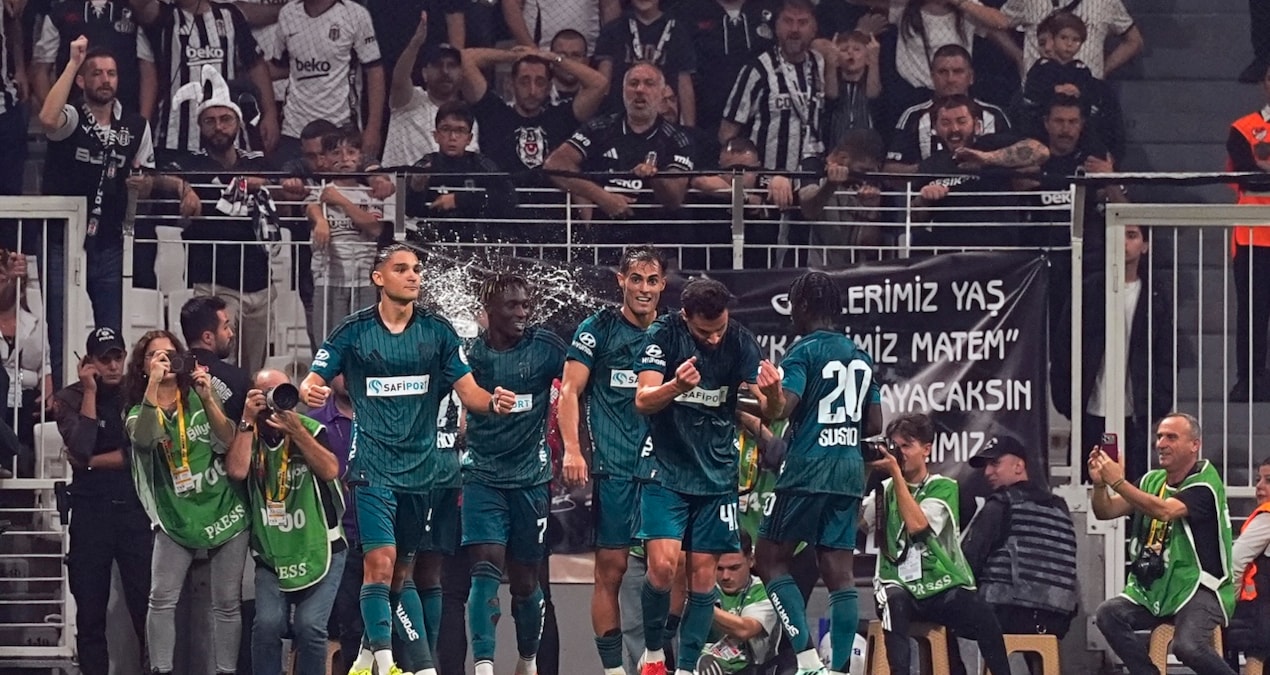 Hayatının hatasını yaptı! Futbolcuya su fırlatan taraftarı bin pişman ettiler