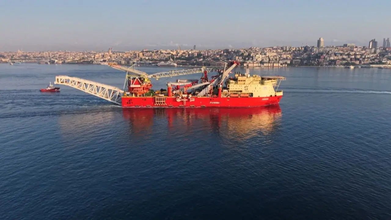 Dev boru döşeme gemisi İstanbul Boğazı'ndan geçti
