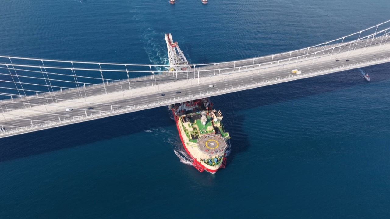 Dev gemi Boğaz’dan geçti: Trafiği çift yönlü durdurdular!