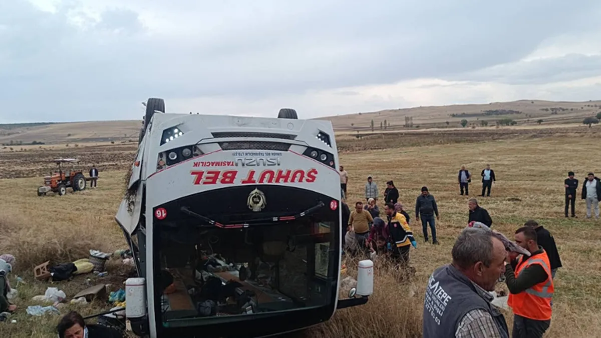 Afyonkarahisar’da midibüs devrildi: Çok sayıda yaralı var!