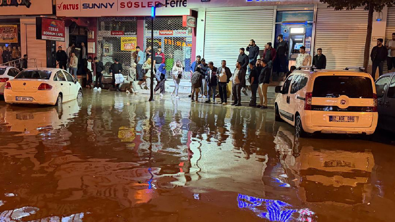 Sağanak bir anda bastırdı: Araçlar suya gömüldü cadde çöktü yollar kapandı