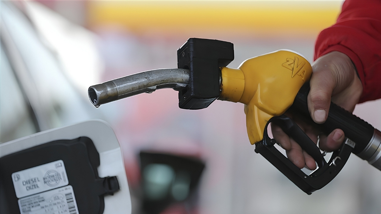 Trump Putin ile anlaştı, petrol fren yaptı: Gözler akaryakıt tabelalarında