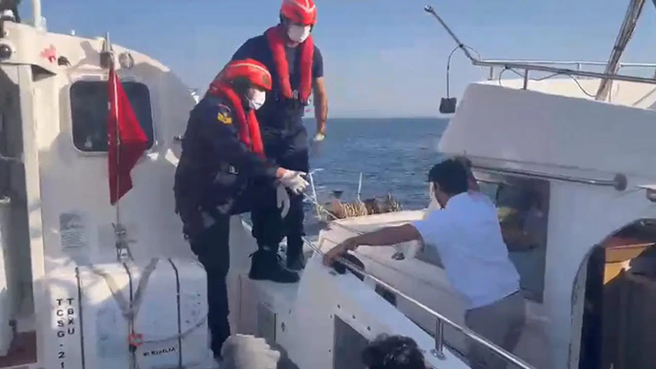 Didim açıklarında 3'ü çocuk 17 kaçak göçmen kurtarıldı: 1 gözaltı