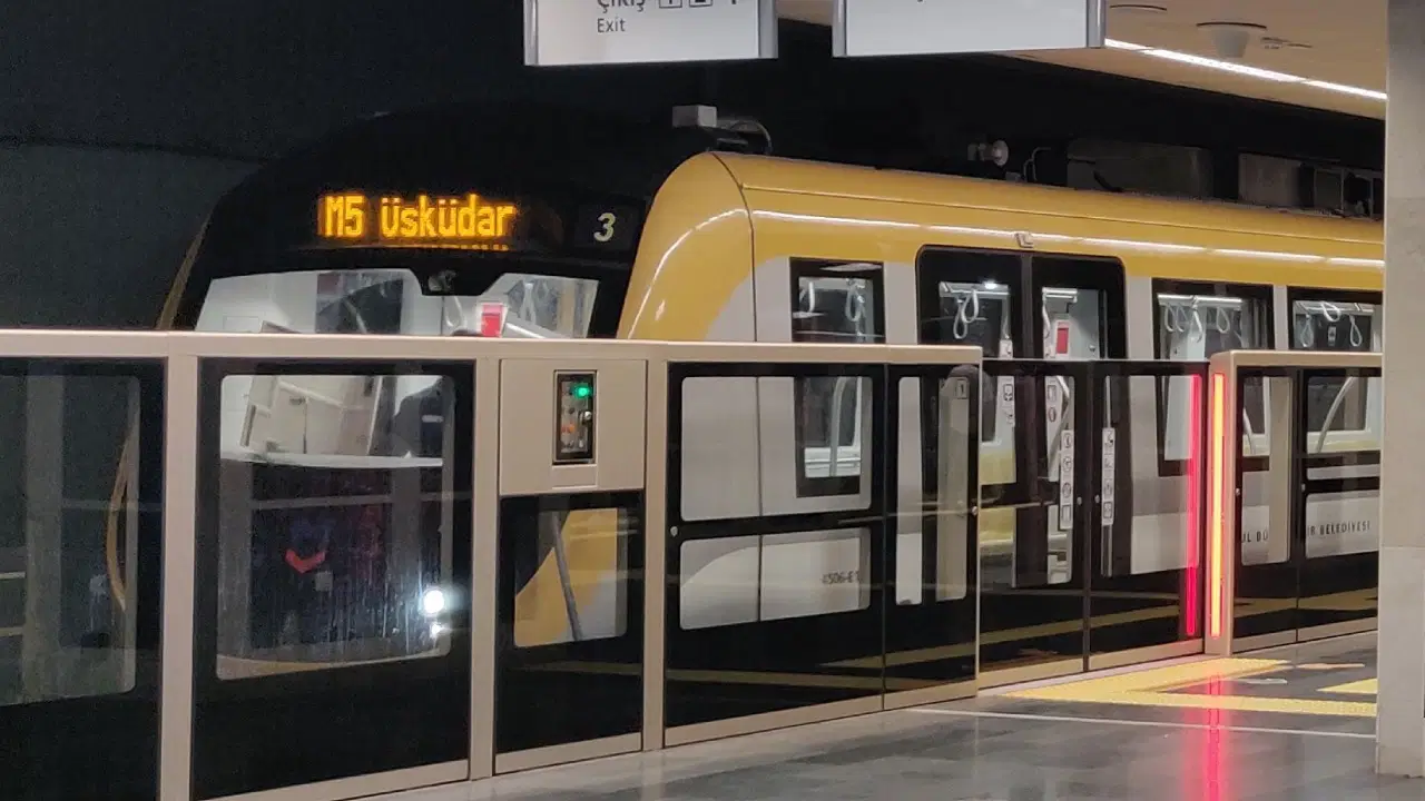 Son Dakika... İstanbul'da M5 metro hattında patlama: Yolcular tahliye edildi!
