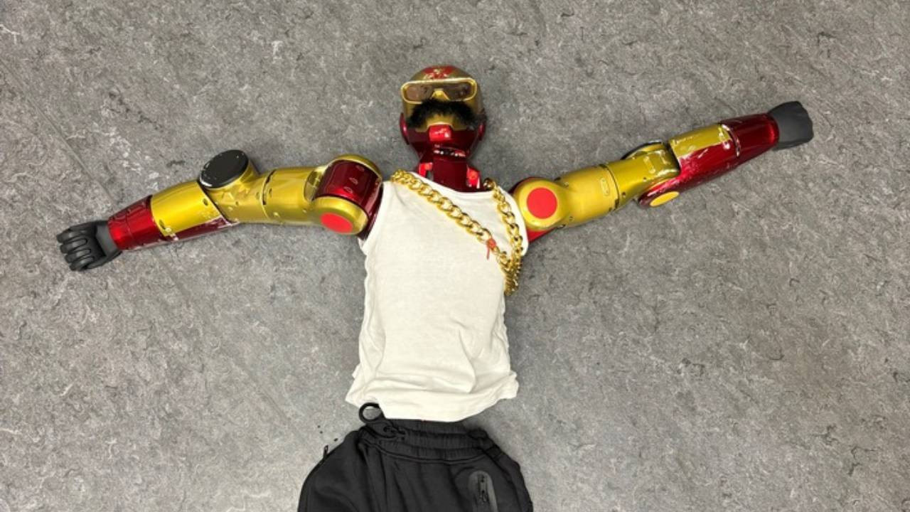 16 yaşındaki kız çocuğuna tacizle suçlanan robot gözaltına alındı!