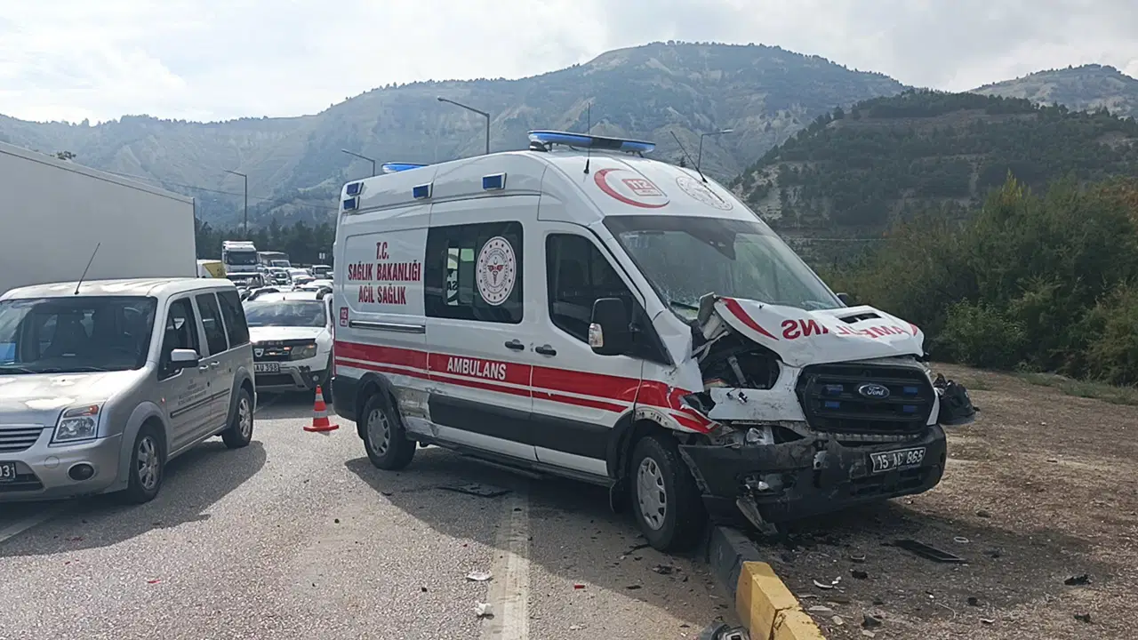 Biri ambulans 4 araç zincirleme kazaya karıştı: Yaralılar var