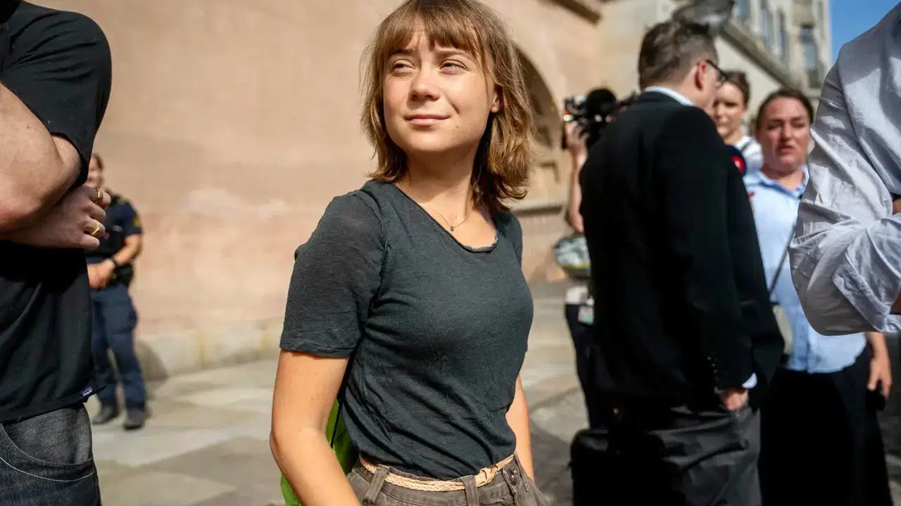 Greta Thunberg bu kez Fransa'da: Öğrenci protestolarına katıldı