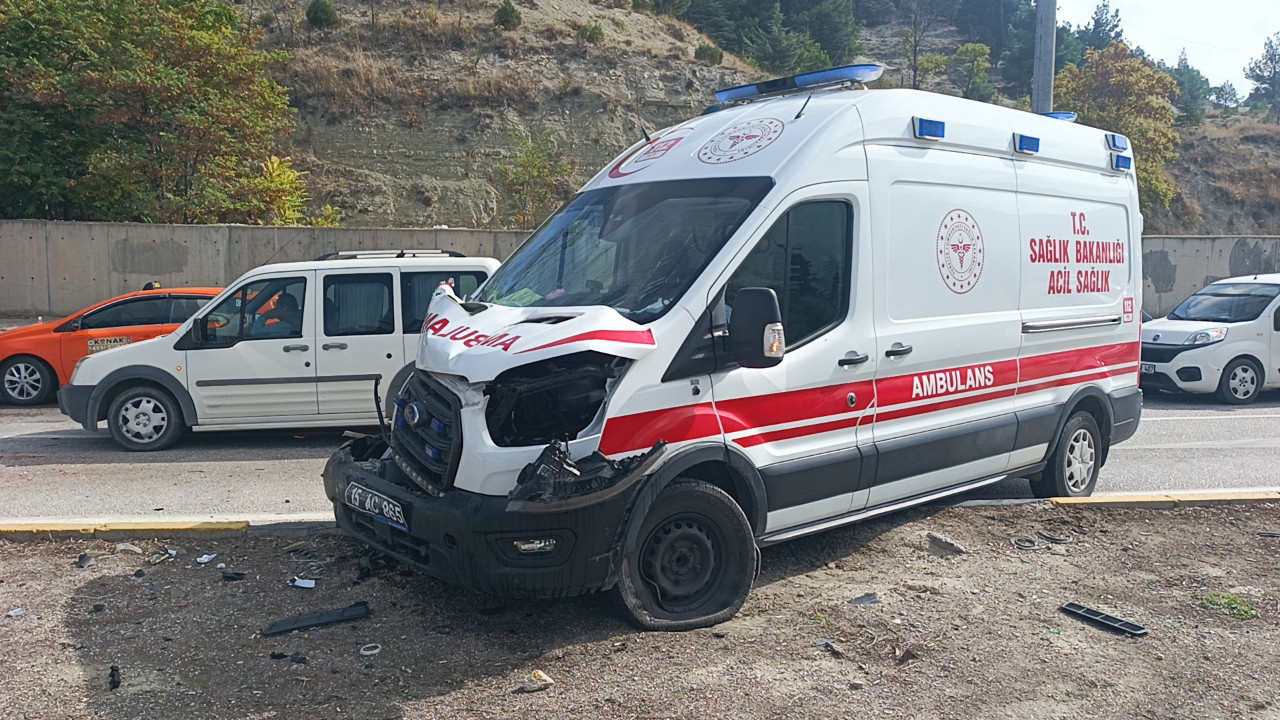 Hasta taşıyan ambulans zincirleme kazaya karıştı: 6 yaralı