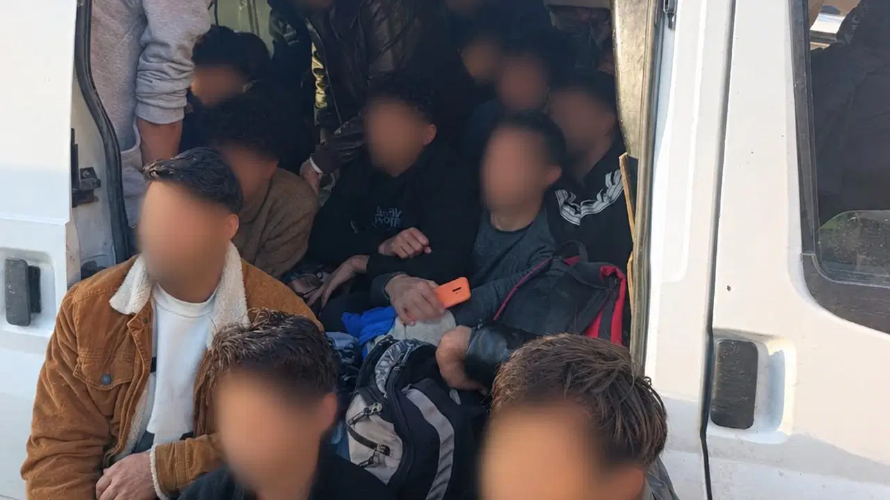 İzmir'de 'kaçak göçmen' operasyonu: Durdurulan araçtan 34 kişi çıktı!