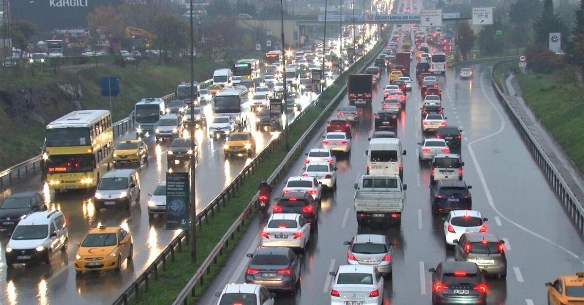 İstanbul'da trafik durma noktasına geldi! Yoğunluk yüzde 80'i geçti