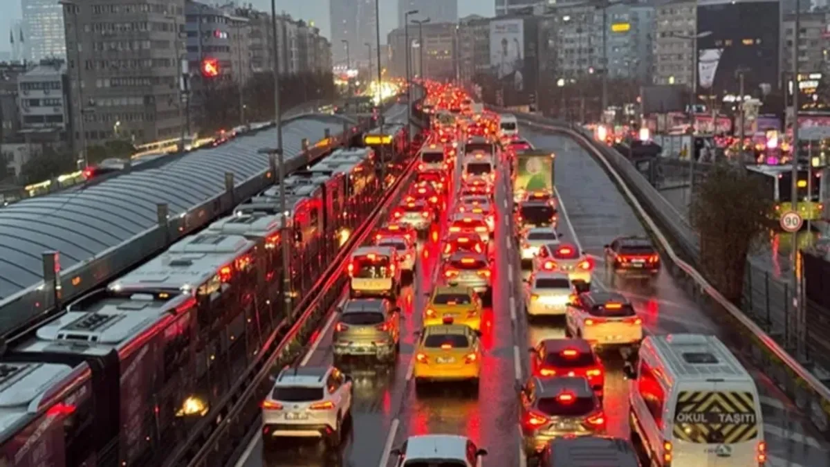 İstanbul'da trafik kilitlendi! Yoğunluk yüzde 90'a dayandı...