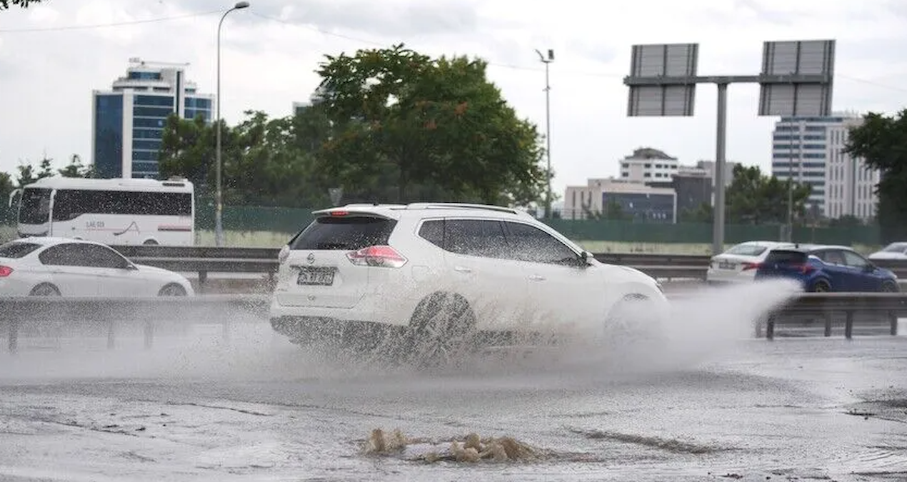 İstanbul'da sağanak alarmı: Yollar göle döndü