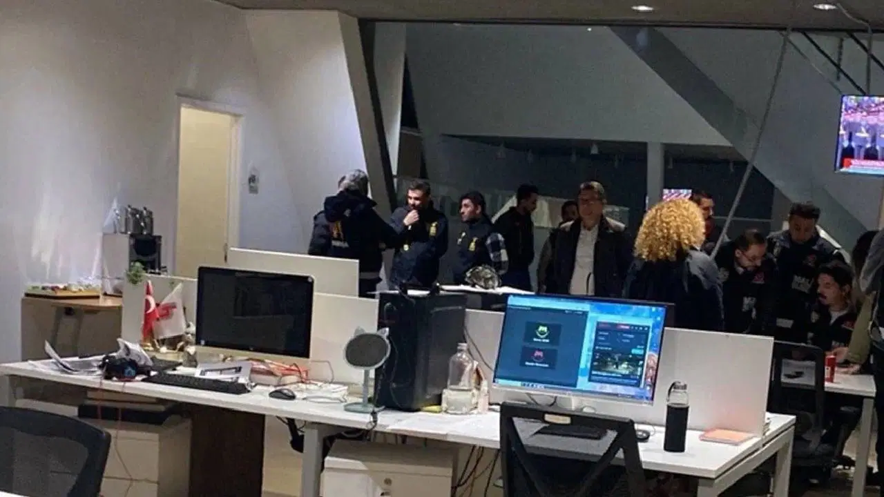 Siyasilerden ve gazetecilerden Halk TV’ye kayyım tepkisi: 'Basın özgürlüğü ayaklar altında'