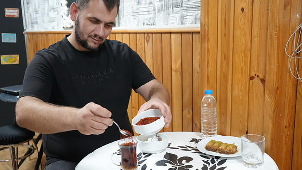 Çaya, tatlıya, suya pul biber döküyor! Samsunlu esnafın acı tutkusu şaşırtıyor