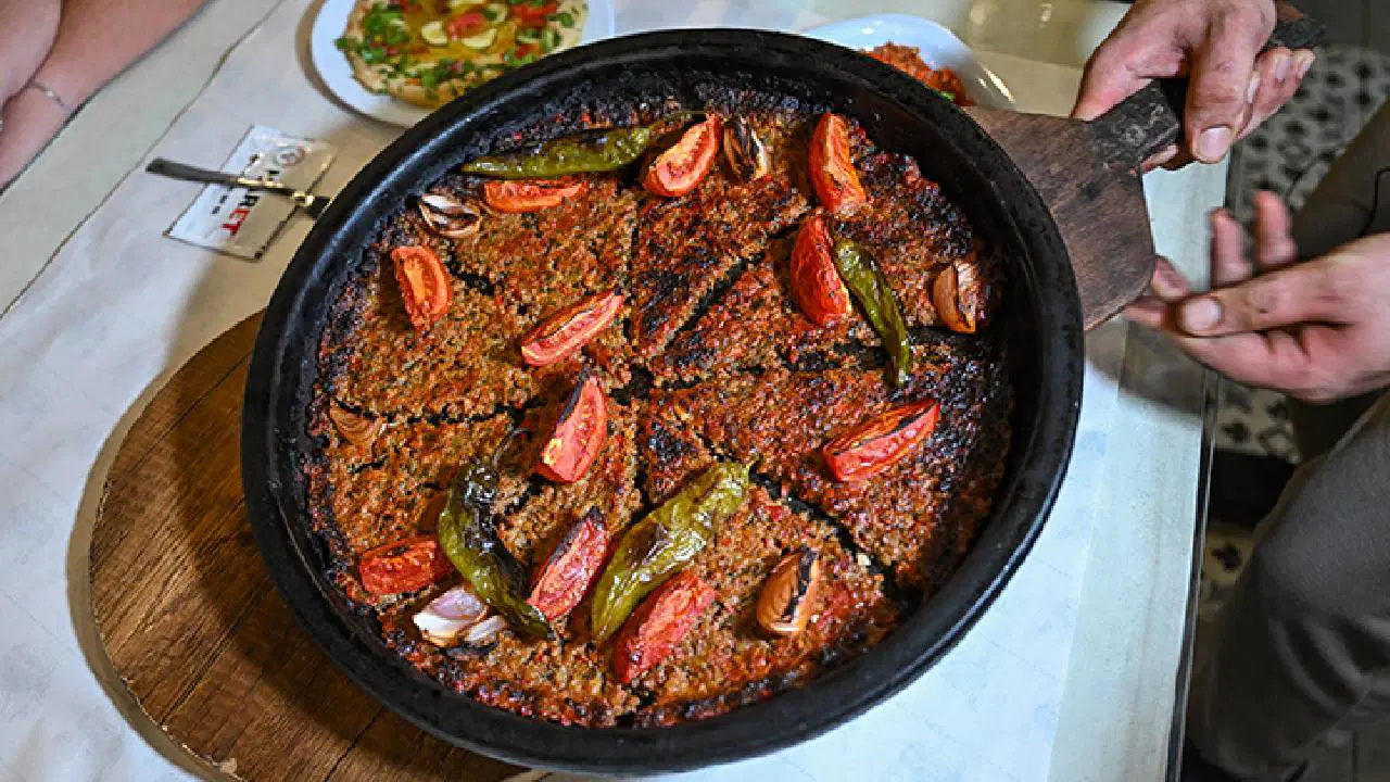 Türk mutfağının en sevilen lezzetlerinden: Tepsi kebabı
