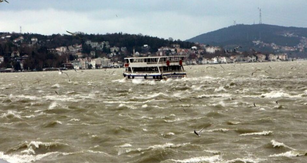 İstanbul Boğazı'nın rengi kahverengiye döndü!
