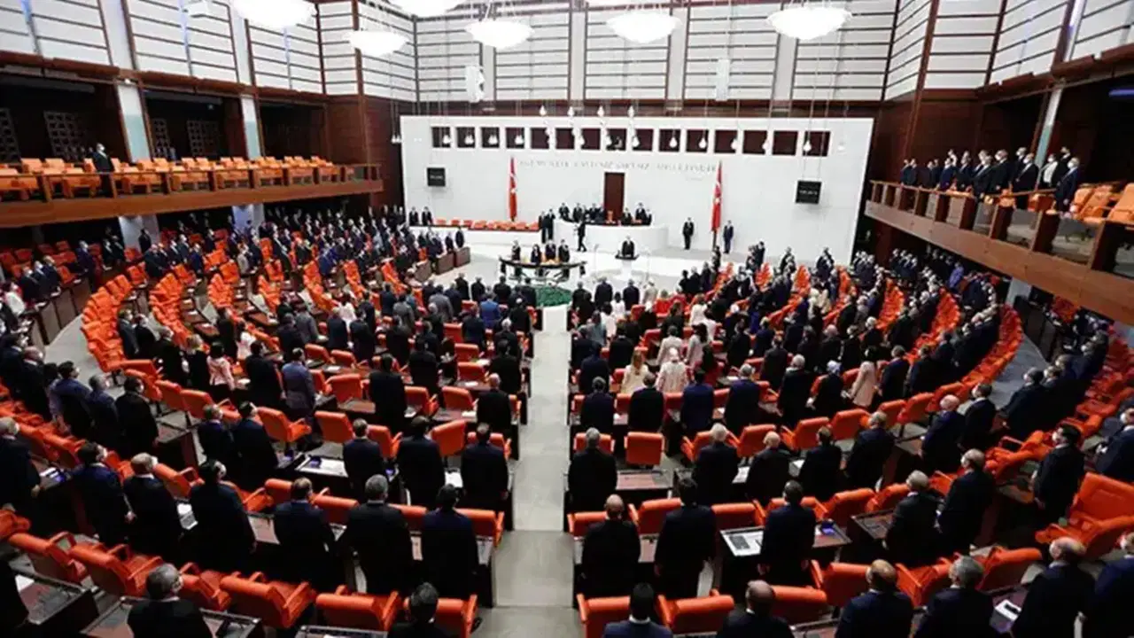 Meclis’te 'fon krizi' gerilimi: Muhalefetin tepkisi dinmedi, birleşime ara verildi