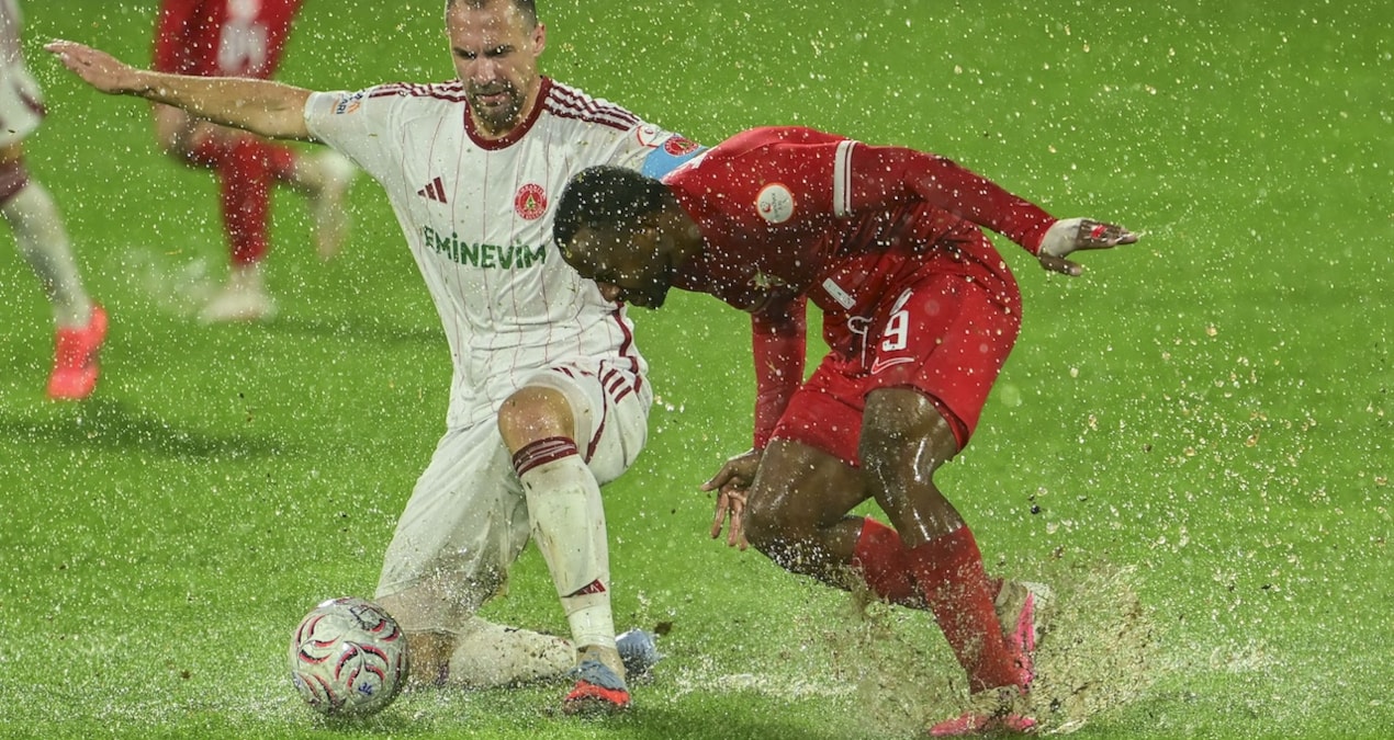 İstanbul'da futbola yağmur engeli! Maç iptal edildi