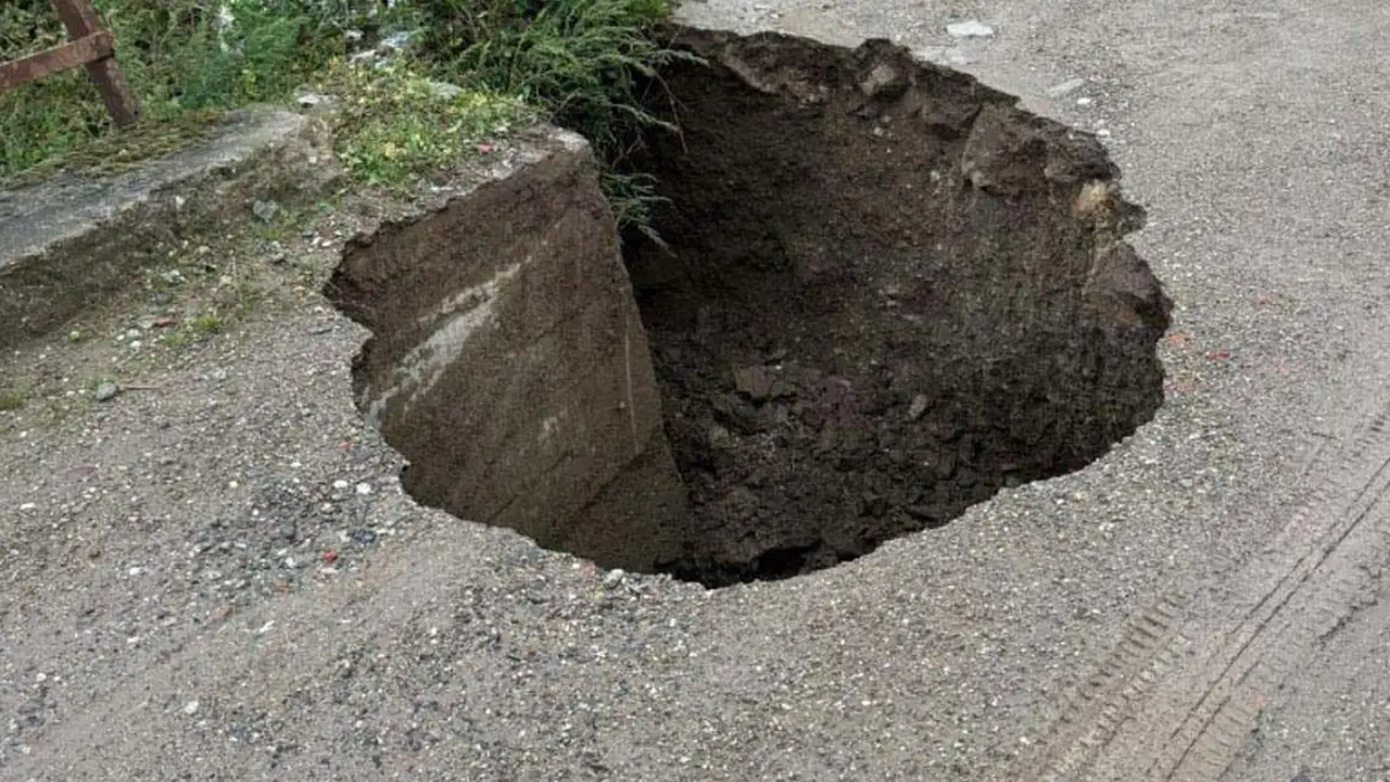 Çanakkale’de yol çöktü, tekneler karaya vurdu