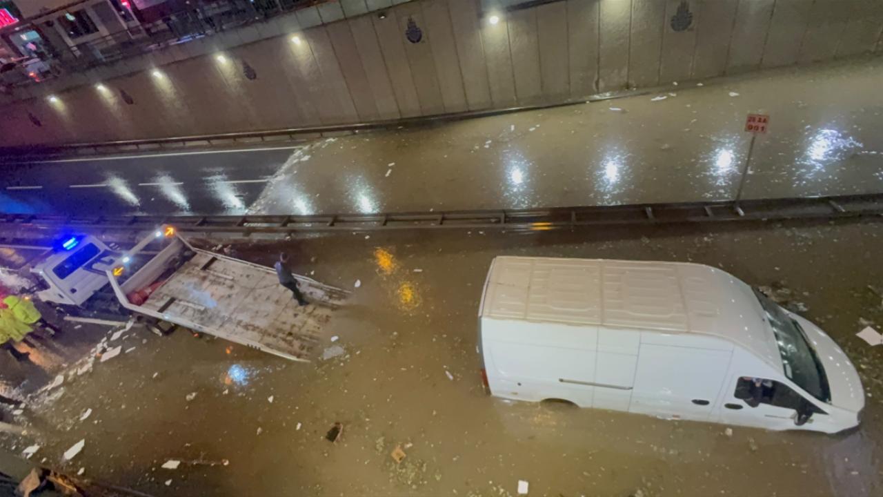 İstanbul'da dereler taştı, yollar göle döndü