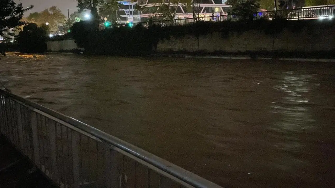 Sağanağın etkisiyle Kağıthane Deresi taşma noktasına geldi