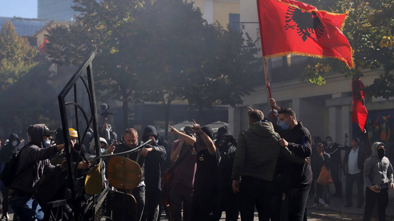 Arnavutluk'ta öğrenciler ayaklandı: Polisle çatışmalar çıktı, hükümet binaları ateşe verildi