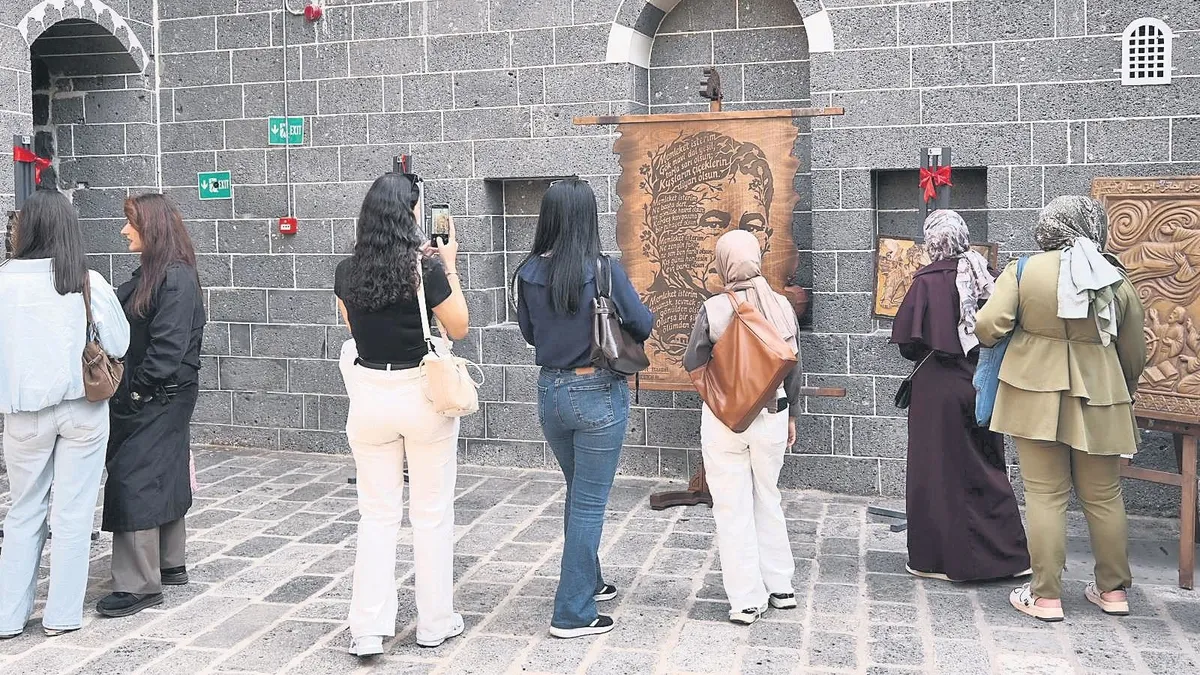 Diyarbakır usta şairini unutmadı