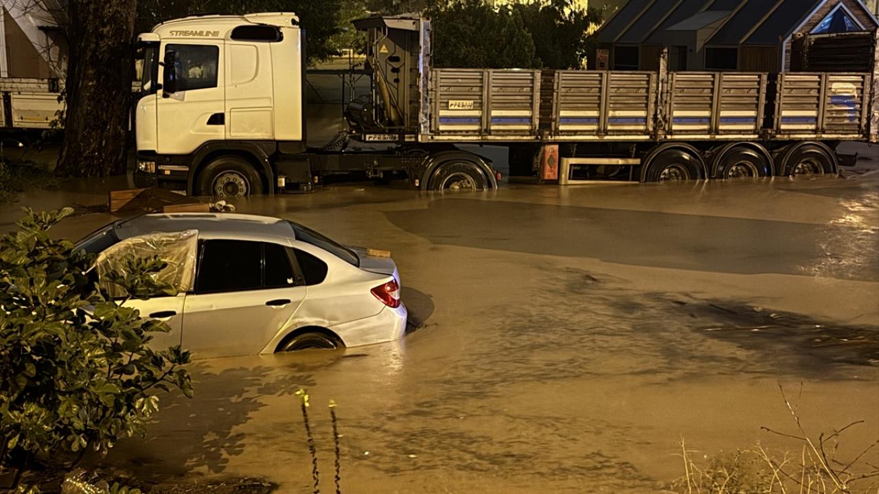 Kocaeli'de şiddetli sağanak yağış: Caddeler ve sokaklar aniden göle dönüştü