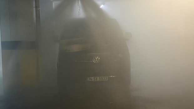 Gece yarısı otoparkta yangın paniği: Site sakinleri sokağa döküldü
