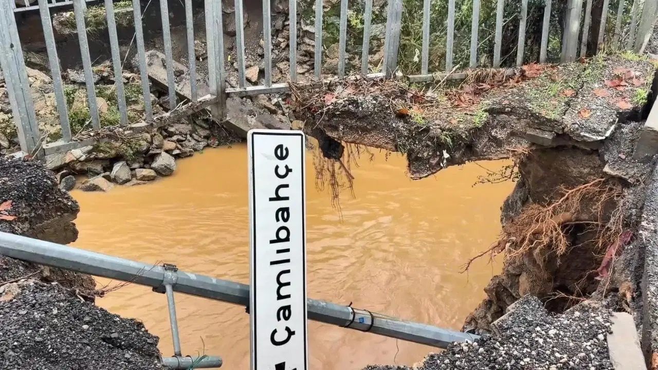 Beykoz’da sağanak sonrası köprünün yan duvarları çöktü: Yol trafiğe kapatıldı