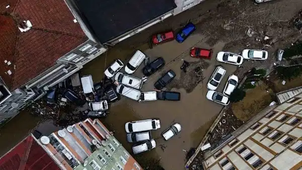 Ayazağa'da sel suları araçları sürükledi: Sokak havadan görüntüledi