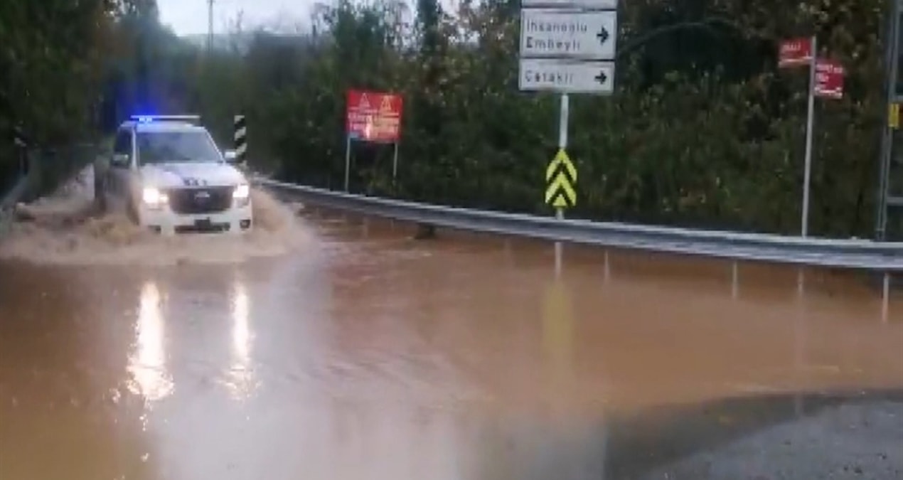 Beykoz'da köprü çöktü: Şile'de dere taştı!