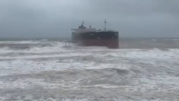 Sarıyer'de gemi karaya oturdu! Ekipler sevk edildi