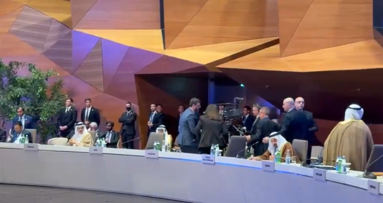 Fidan ve Türk heyetinden protesto: Azerbaycan'da masa aniden boşaldı