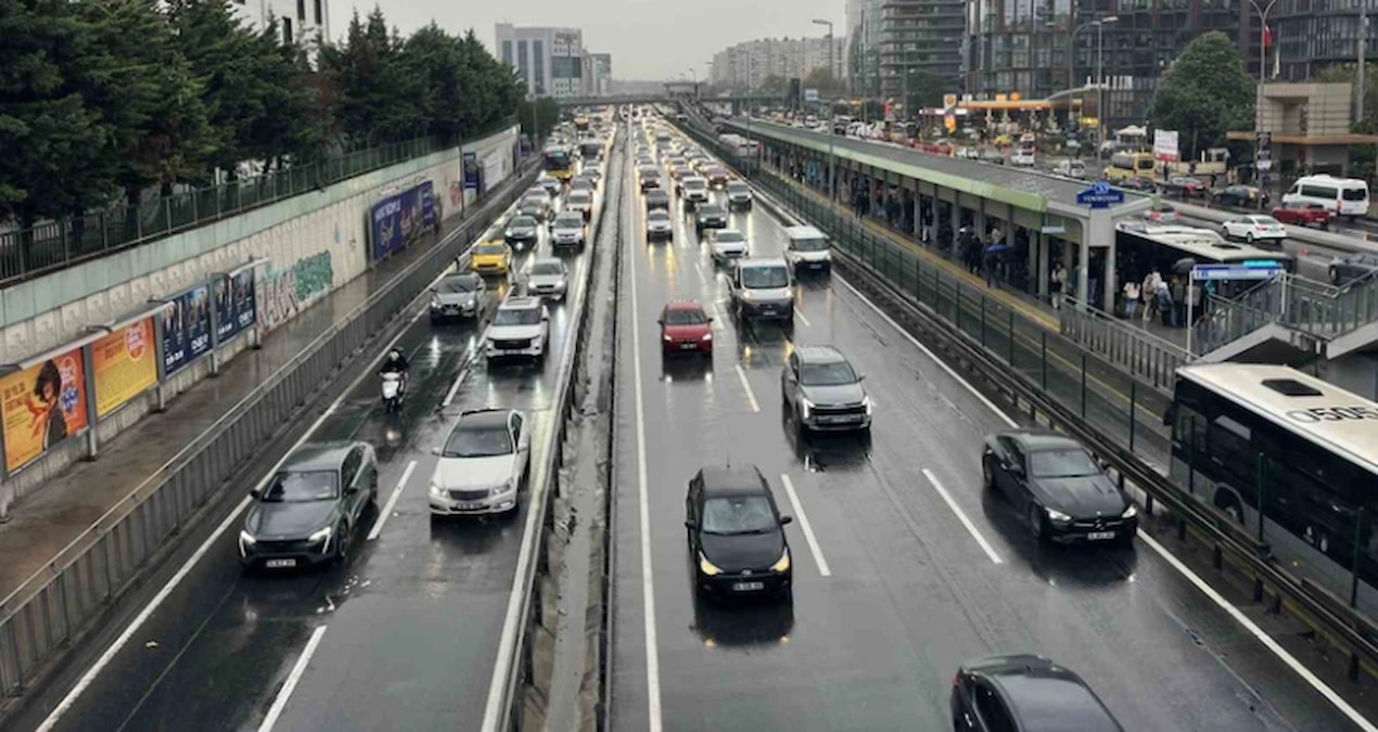Sağanak alarmı İstanbul trafiğine yansıdı; yoğunluk yüzde 35'te kaldı
