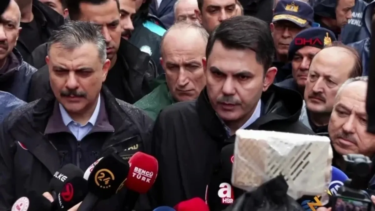 Bakan Çiftçi ve Bakan Kurum selin vurduğu Ayazağa'da incelemelerde bulundu