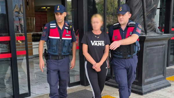 Otelin merdivenlerinden düşen turist öldü: Eşi tutuklandı
