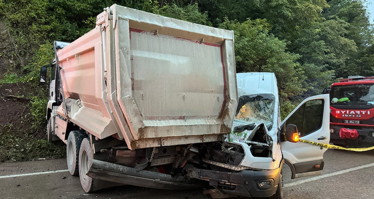 Minibüs kamyonla çarpıştı: 1 ölü, 18’i öğrenci 23 yaralı