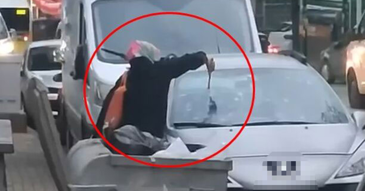 O anlar kamerada... Tartıştığı eşinin otomobiline çekiçle daldı