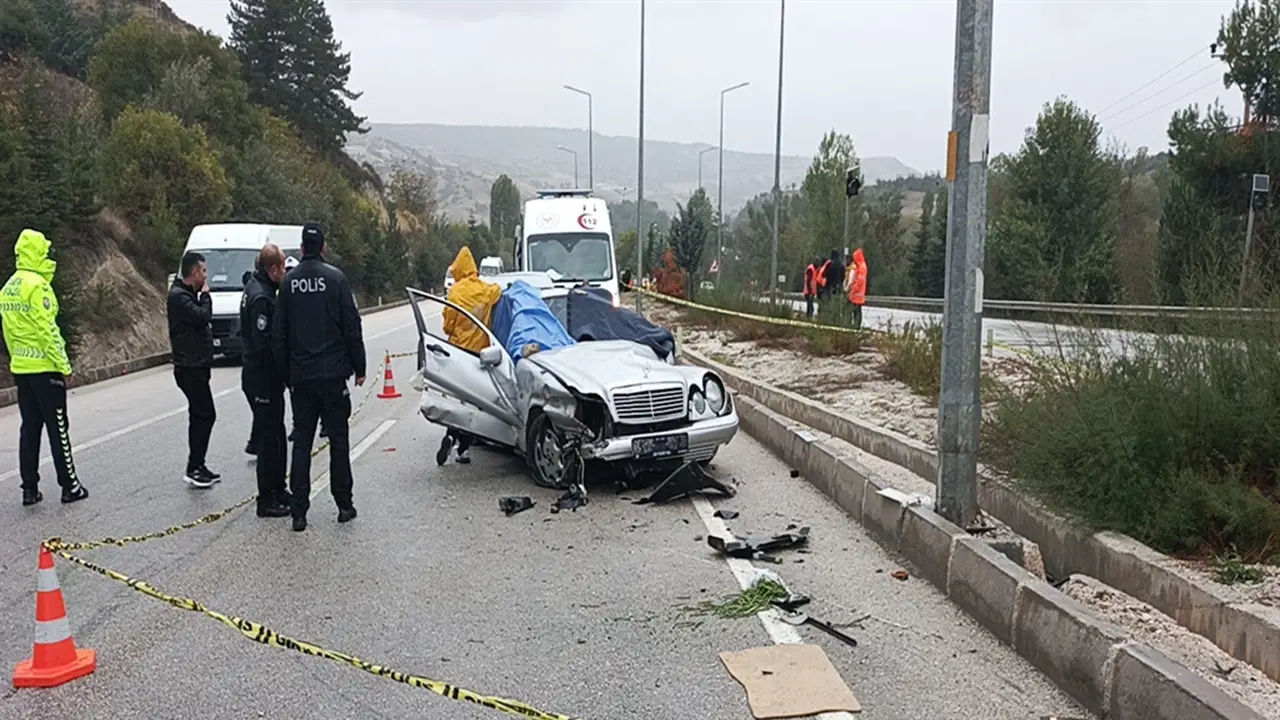 Düğün yolunda acı kaza: 1 kişi hayatını kaybetti, 4 kişi yaralandı